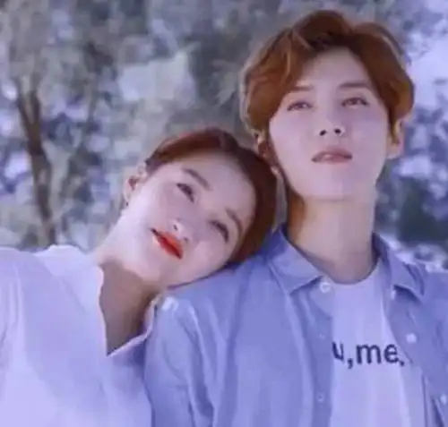 关晓彤陪鹿晗上班被拍,跟在男友身后秒变小女生,网友七年了坐等结婚