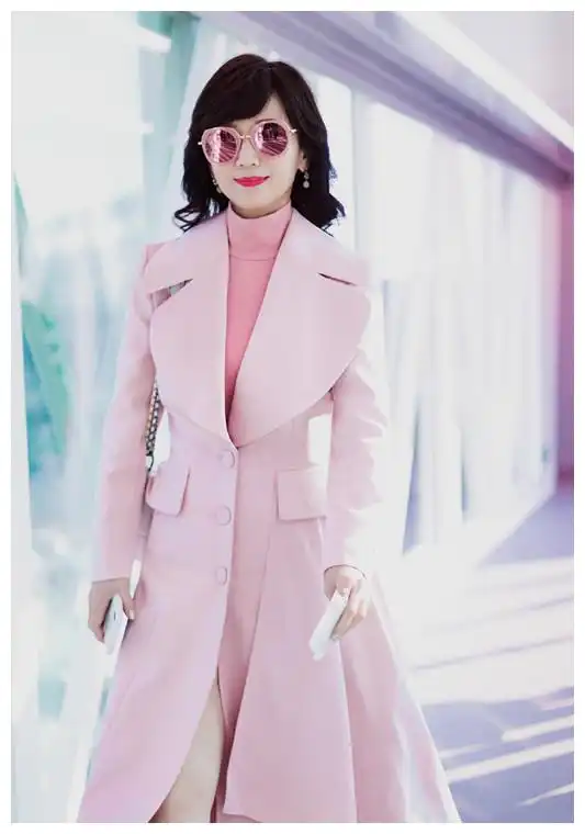 还有谁比赵雅芝更会打扮穿粉色系套装出行,穿回小姑娘的时候