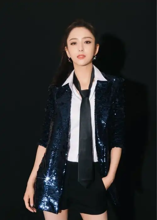 佟丽娅保养的不像是奔四的女人,穿黑色吊带裙,好身材都现出来了
