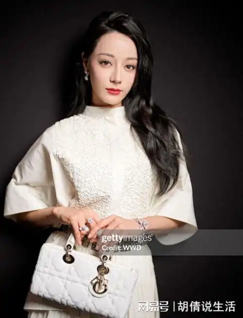 迪奥2023年大秀场迪丽热巴和王俊凯难的同款,水果娜助阵婆家