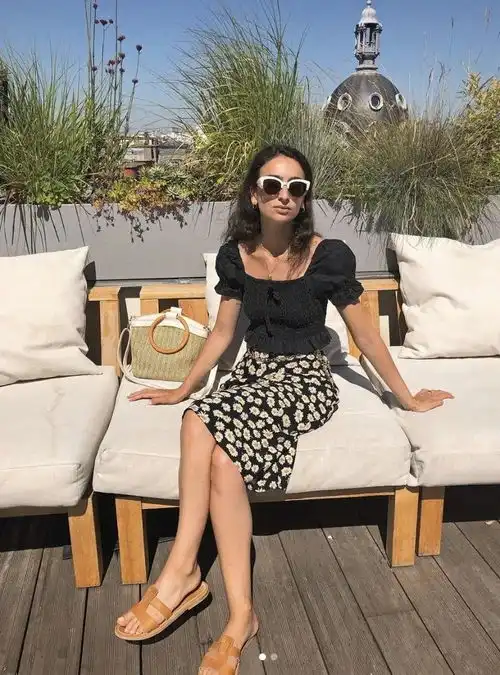 恰到好处的褶皱不仅能起到勾勒身材的作用,还能对衣服起到画龙点睛的效果