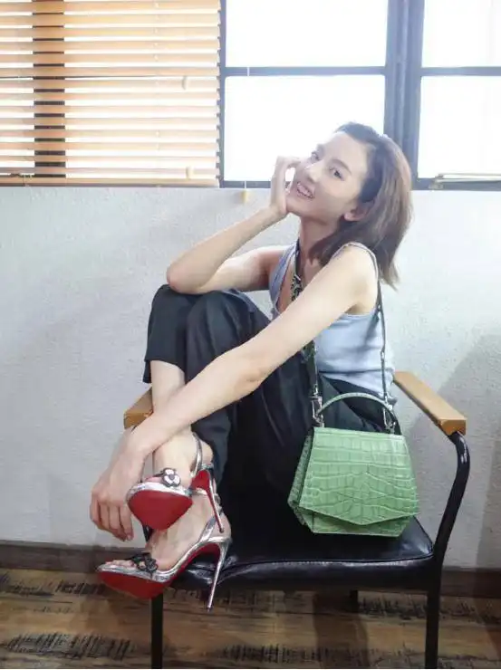 为什么女生都喜欢买包女明星都抗拒不了的秋冬新款,太高级了