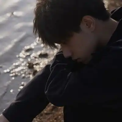 ins风黑色系男生不露脸的真人头像走过的路别回头相逢的人会再相逢