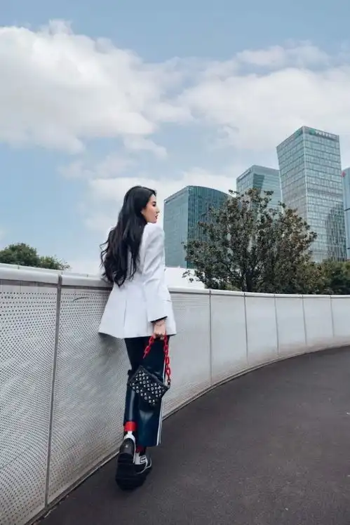 刘亦菲穿西装比穿裙子还美,黑白西装配大波浪,黑色指甲好霸气