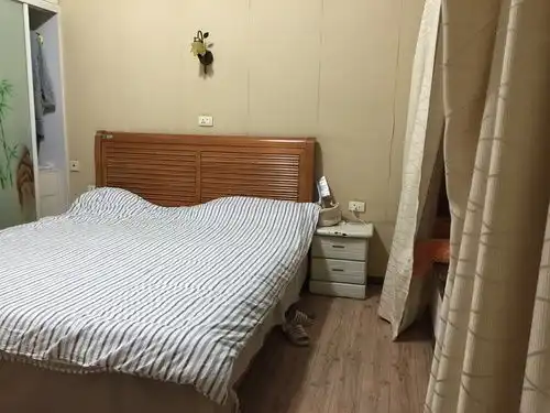 光谷保利花园主卧出租带大飘窗设备齐全