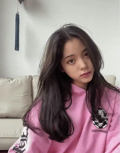 欧阳娜娜这温柔的气质让人着迷,穿粉色卫衣,一头长发优雅美丽