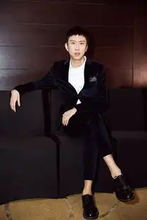 蒋易帅气亮相时尚活动帅气男神霸气十足