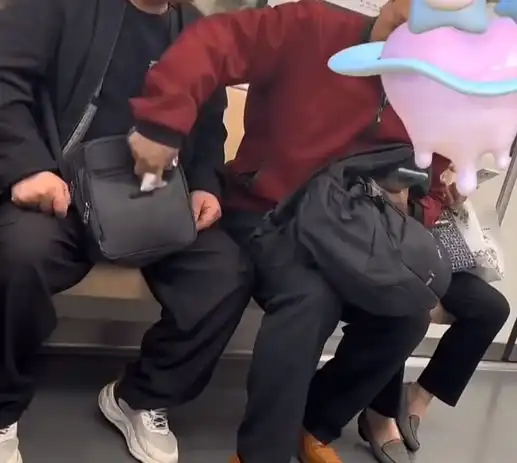 男子乘车将橘子皮扔一地,邻座大哥霸气捡起塞回其包里,网友干得漂亮