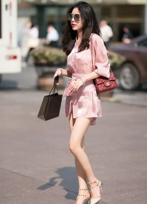 街拍小姐姐身穿酷似粉色塑料裙,真的意外美出新高度