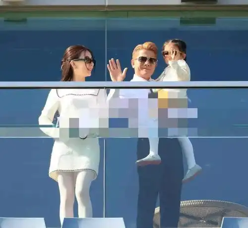 郭富城一家四口为爱驹打气,俩女儿像双胞胎颜值高,丈母娘同行