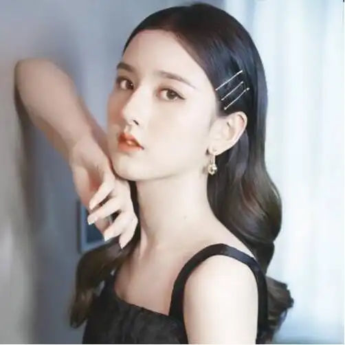 宋祖儿走红毯媒体叫乳名吸引注意,立马笑成初恋脸在外要洋气点