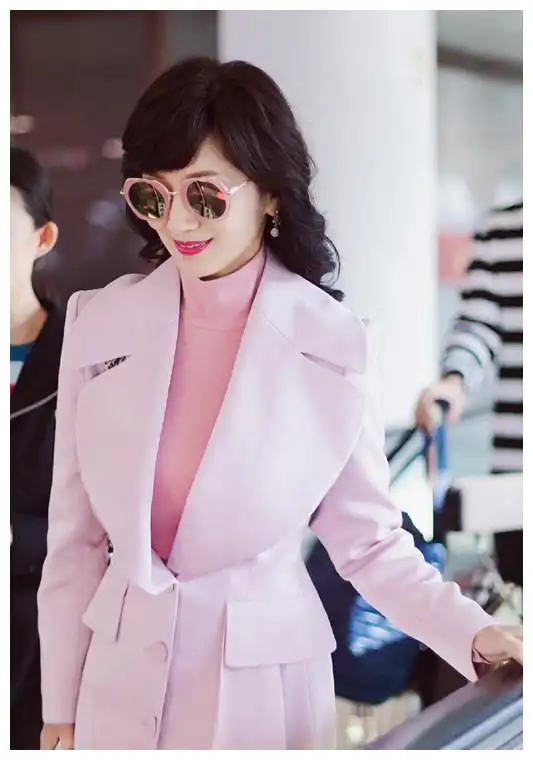 还有谁比赵雅芝更会打扮穿粉色系套装出行,穿回小姑娘的时候