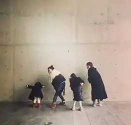 马伊琍和女儿互动甜过情侣,拍超有爱合照,还给对方亲自编手链