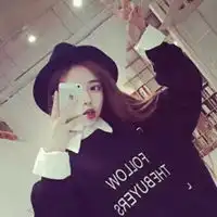 qq头像反戴帽子的女生