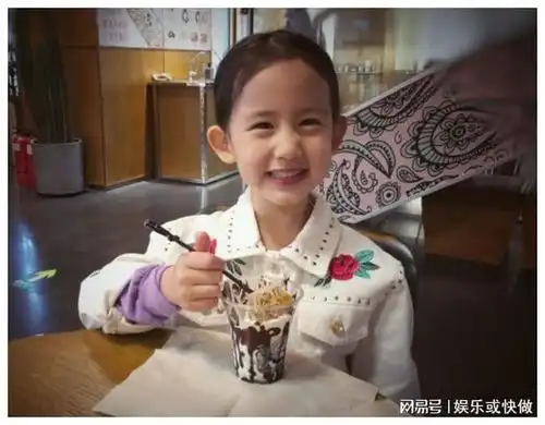 孙莉晒7岁小女儿近照,穿多多旧鞋好节俭,打扮时尚和黄磊好像