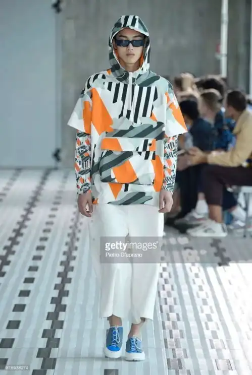 韩国漫画系男模李旼皙演绎2019春夏米兰男装周sunnei大秀