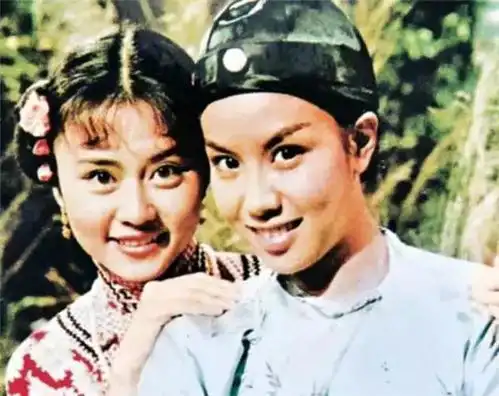 功夫包租婆是她姐姐,香港第一代韦小宝,曾和张国荣是荧幕情侣