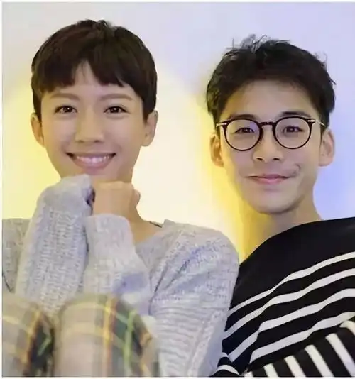 公布恋情tvb力捧小生晒与绯闻港姐甜蜜合照头靠在女方肩膀