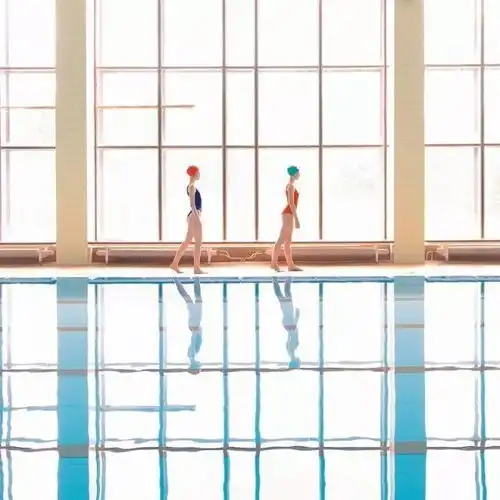 她为田馥甄拍甜美写真,用泳池少女的神秘与纯洁,定格夏日的宁静