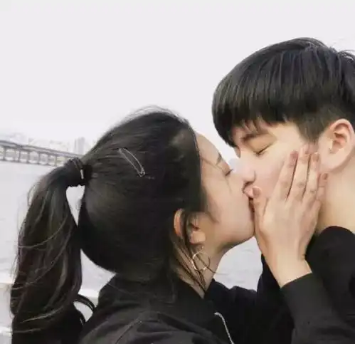 情侣头像如何折磨自己的女朋友