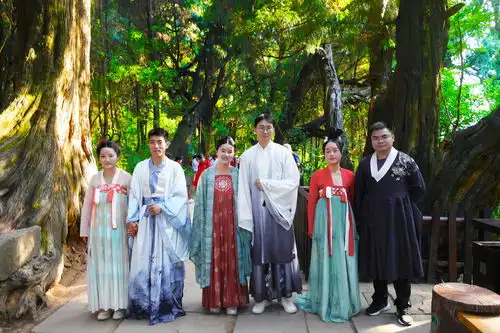 剑阁县30对青年情侣携手猿猱道定情翠云廊