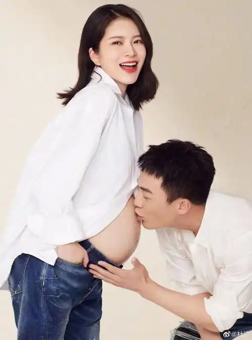 40岁杜淳晒太太孕肚第一次家庭合影