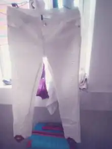 白色裤子搭配什么颜色衣服好看什么款式的衣服呢这条裤子是长裤,不是七分裤哟