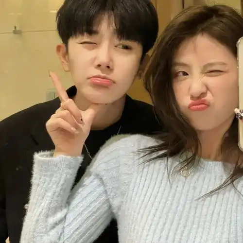 卢洋洋韩系照片文字头像