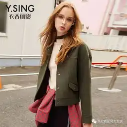 你的秋冬红唇look配绿色系毛呢外套,