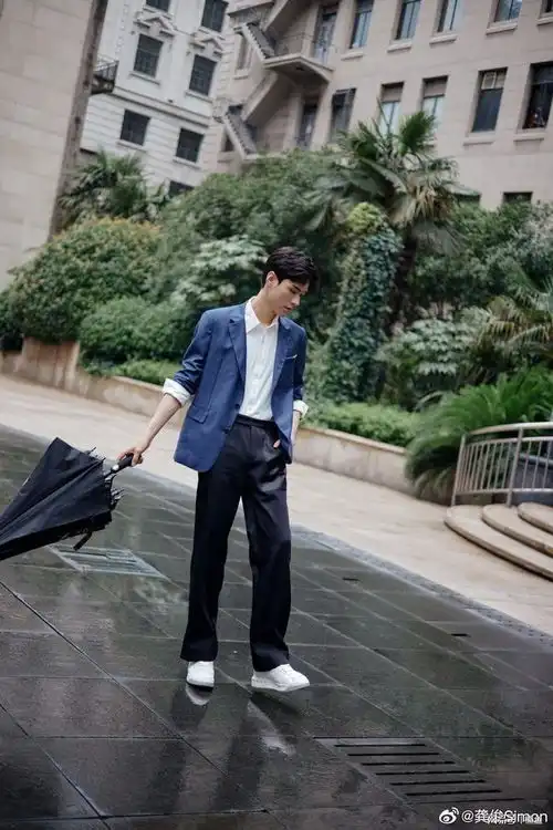 龚俊这次又帅了西装搭配白衬衫穿出高级感,禁欲系男神太迷人
