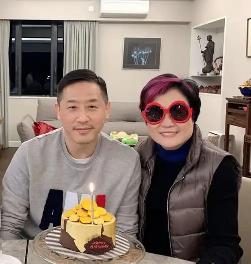 张国荣生前挚爱唐鹤德庆生61岁仍笑容温暖显年轻,表情却难掩失落