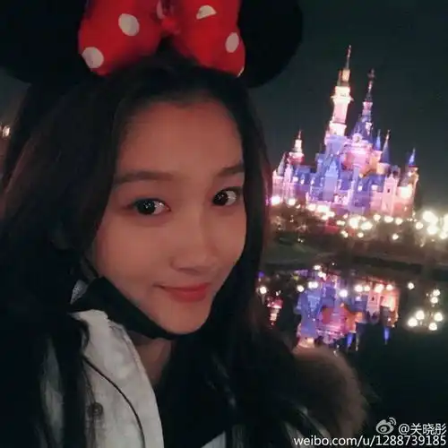 关晓彤游迪士尼,戴米奇发箍卖萌,十分甜美