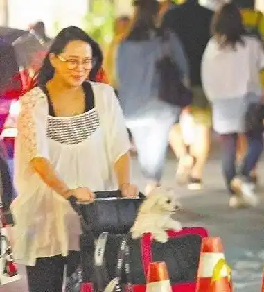 伊能静18岁儿子罕露面,男扮女装,美甲耳环,是个性还是癖好