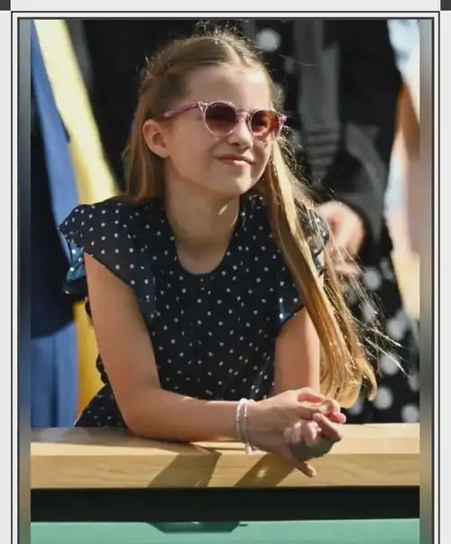 夏洛特公主陪凯特王妃现身温网男单决赛,表情多变,堪称表情包