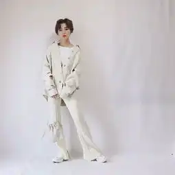 女生必修的小白鞋穿搭课程,就用同色系搭法来轻松演绎