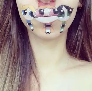 唇上艺术英化妆师在嘴唇上画生动卡通人物走红