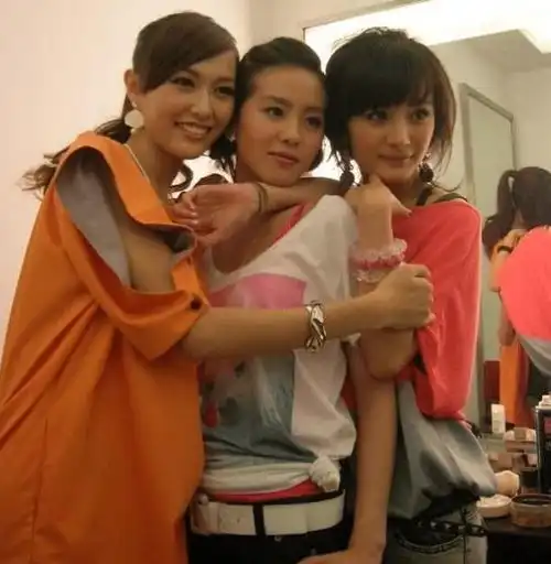 爷青回仙剑三美杨幂刘诗诗唐嫣同框,李冰冰亲倪妮搂孙俪摸杨幂太幸福