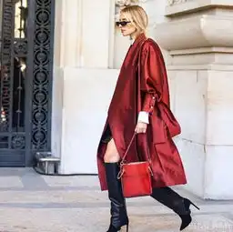 听说最近红白棉袄裹红大衣火了