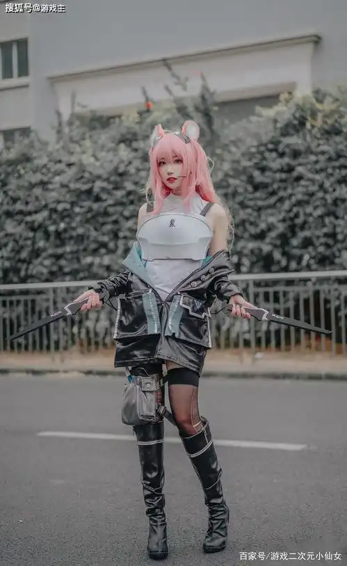 二次元小姐姐cos明日方舟辅助砾,黑色系的打扮,衬托得很神秘