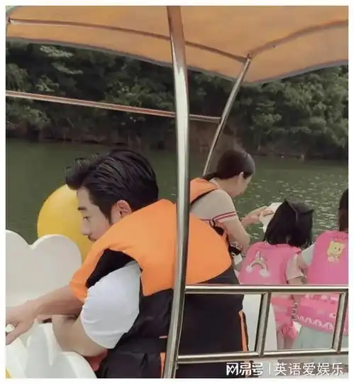 郭富城与老婆方媛端午带娃出游,一家四口超有爱