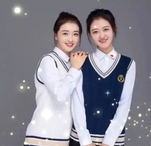 母女拍大学风写真照火了,两人模样像姐妹,女婿说自己也分不清