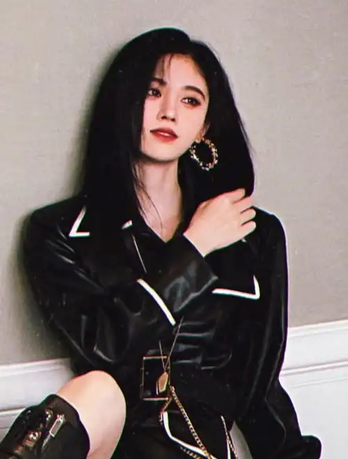 鞠婧祎树立清纯人设穿樱花粉短上衣配白色长裤,秀出迷人巴掌腰