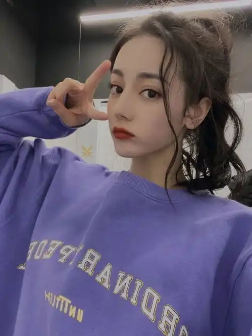 周雨彤lisa的换季卫衣总得有一件