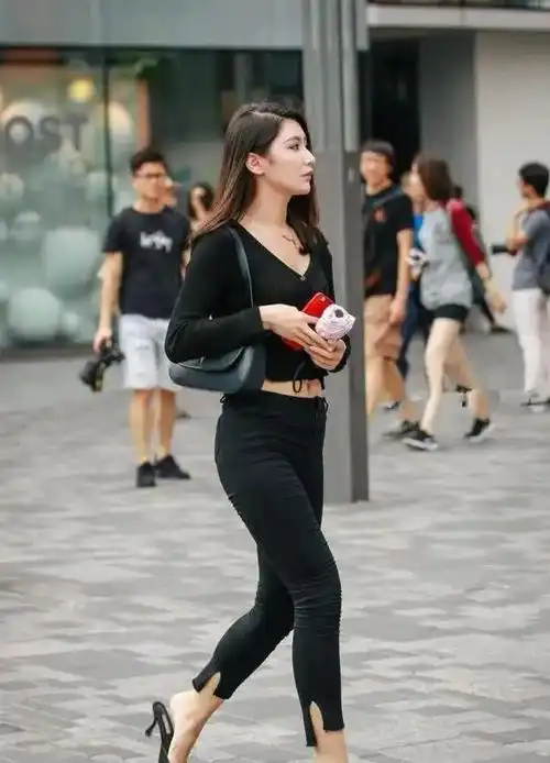 黑色系穿搭展现高级美