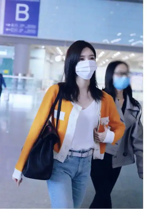 江疏影这肤色真不是p出来的吗穿橘黄色针织开衫,气质巨好