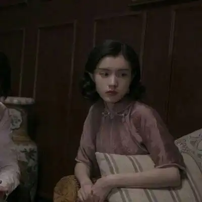 高冷情侣头像一男一女散落在指尖的阳光