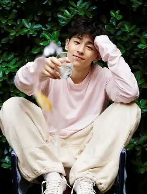 粉色不是女生的专用,男明星上演甜系男友风穿搭,帅气与温柔并存