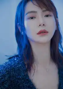 组图戚薇蓝色系造型静谧亮眼北极星泪痣更添神秘色彩