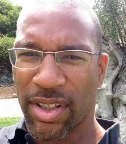 女子被非裔男劝牵绳遛狗竟勒项圈吊狗怒吼报警