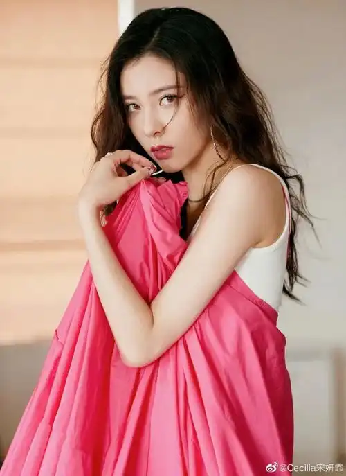 看过了金晨宋妍霏,感觉芭比粉玫粉并不死亡啊